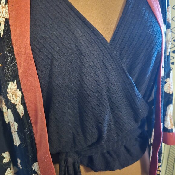 Outfit Combo! v-neck tie-waist cropped tank and floral kimono - Picture 5 of 12
